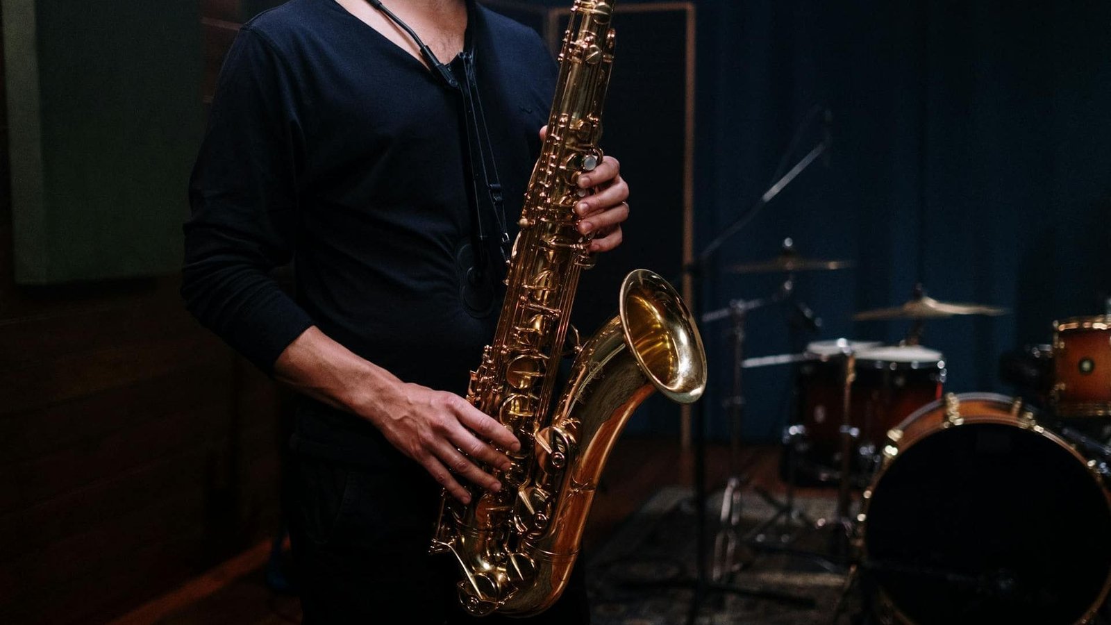 Músico segurando saxofone em imagem ilustrativa sobre festival de jazz e blues em Guararema