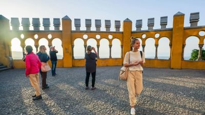Turistas visitando mirante histórico durante passeio cultural