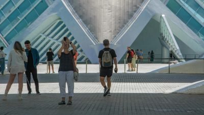 Visitantes explorando espaço turístico com arquitetura moderna